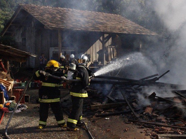 Fogo começou no quarto onde crianças brincavam (Foto: Leonardo Borchardt - Jornal de Pomerode)