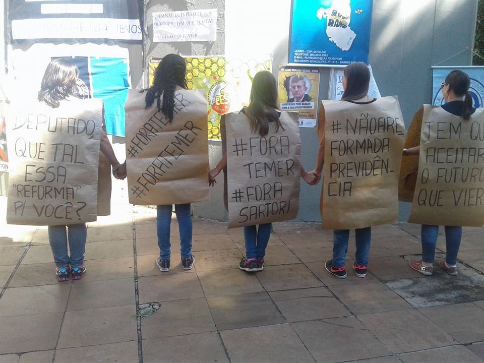 Manifestantes com cartazes contra a reforma da previdência e o governo 2. Foto: Morgana Corrêa