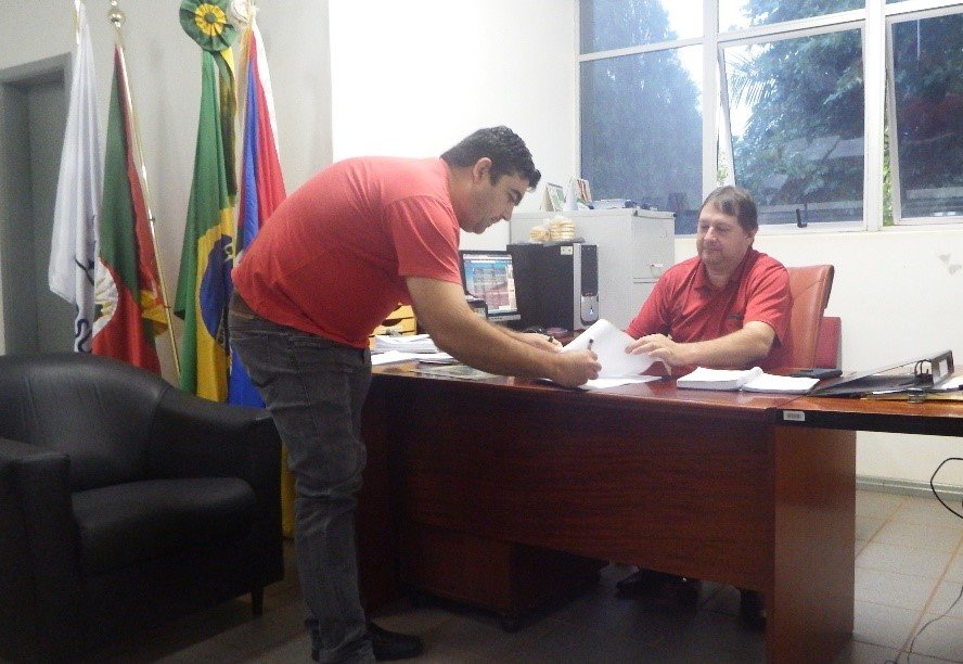 Presidente do sindicato Douglas Maas assinando o termo