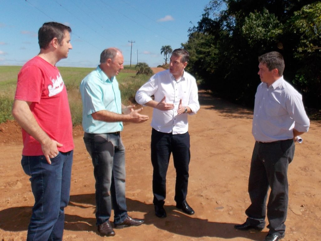 Deputado Loureiro esteve com prefeito, vice e secretário conhecendo a 514